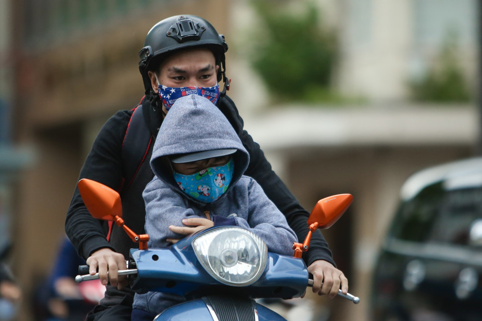 Người Sài Gòn đắp chăn ngủ ngoài đường trong giá lạnh